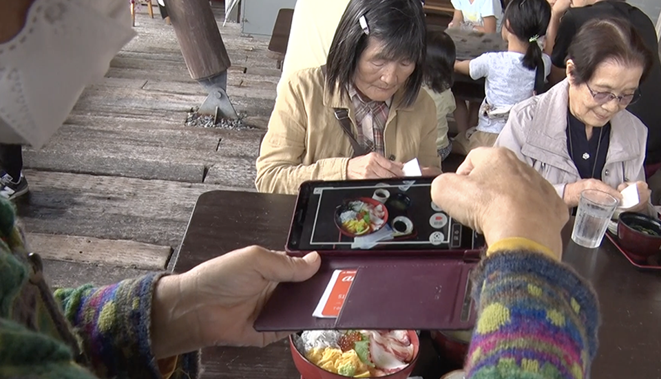 画像：昼食を楽しむ皆さん