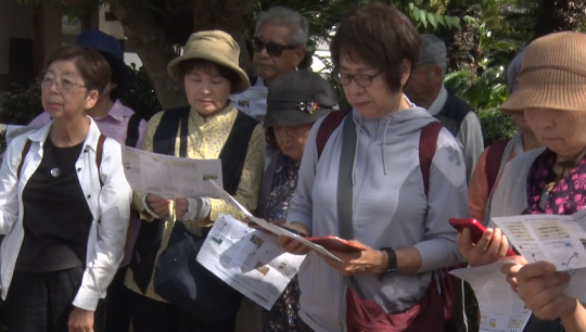 画像:説明を受ける参加者の皆さん