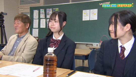 集まった高校生とシニアの皆さん