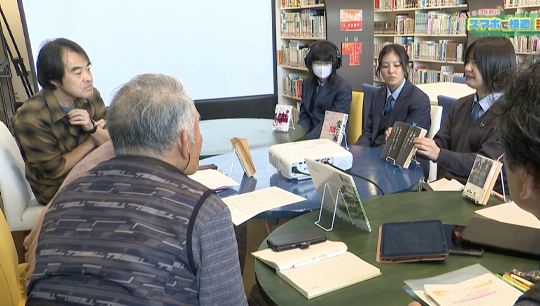 持ち寄った本をお互いに紹介